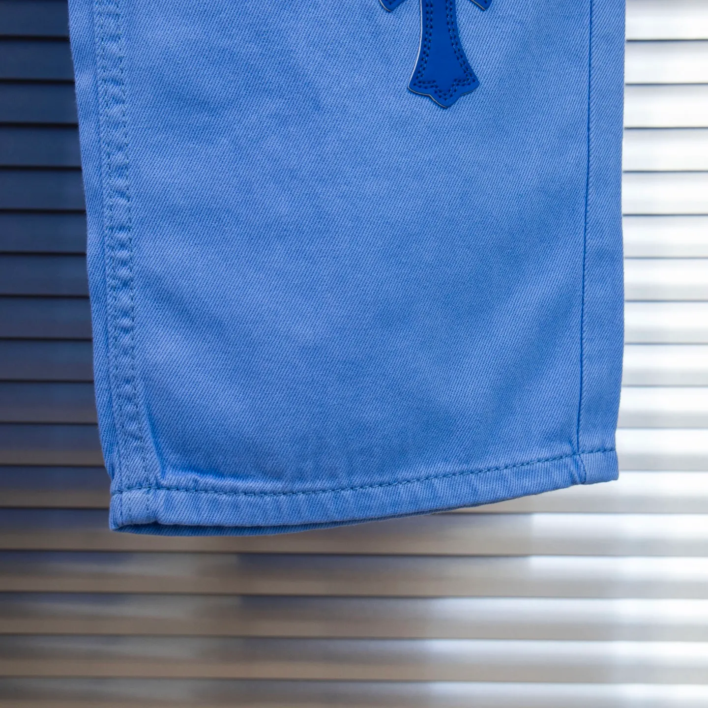 P270 CHROME HEARTS 25ss dopamine light blue cross patch leather washed jeans - Full of exploring the ultimate in fashion, Chrome Hearts' new Chrome Hearts pants not only present a unique style, the fresh ice blue color looks particularly youthful and energetic. The mid-high waist design is paired with a lazy and casual style, which not only shows long legs but also maintains a casual feel. It is a must-have fashion choice for trendy men and trendy women. Style number: 1752# Color: Dopamine light blue Size: 28 30 32 34
